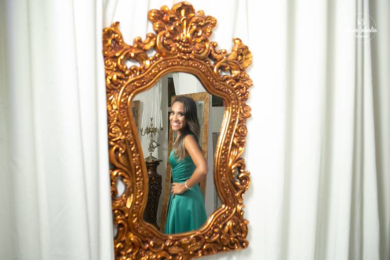 fotografia de formatura em salvador Bahia, formatura de fisioterapia olhando o espelho