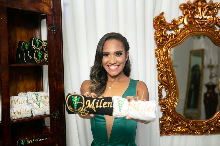 fotografia de formatura em salvador Bahia, formatura de fisioterapia mostrando as lembranças