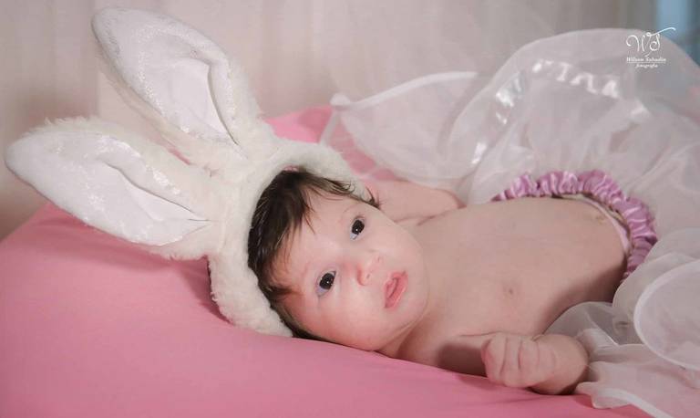 fotografia infantil em Salvador Bahia, Geovana com orelha de coelho da páscoa