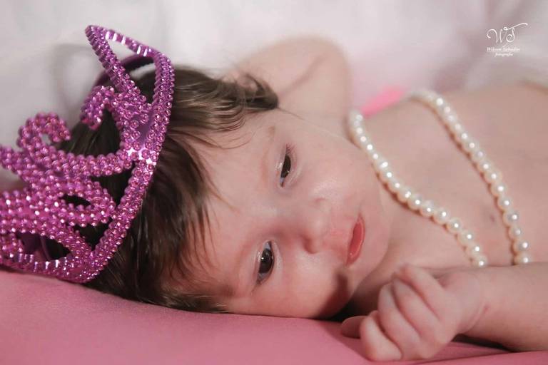 fotografia infantil em Salvador Bahia, princesa Geovana com cora rosa choque