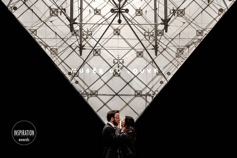 Sessão ensaio de pre casamento e pre wedding em Paris dentro do museu do louvre