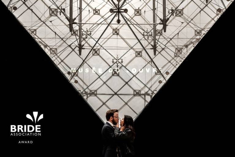 Sessão ensaio de pre casamento e pre wedding em Paris dentro do museu do louvre