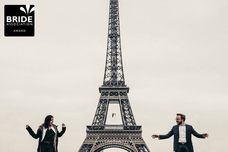 Sessão ensaio de pre casamento e pre wedding em Paris em frente a torre Eiffel