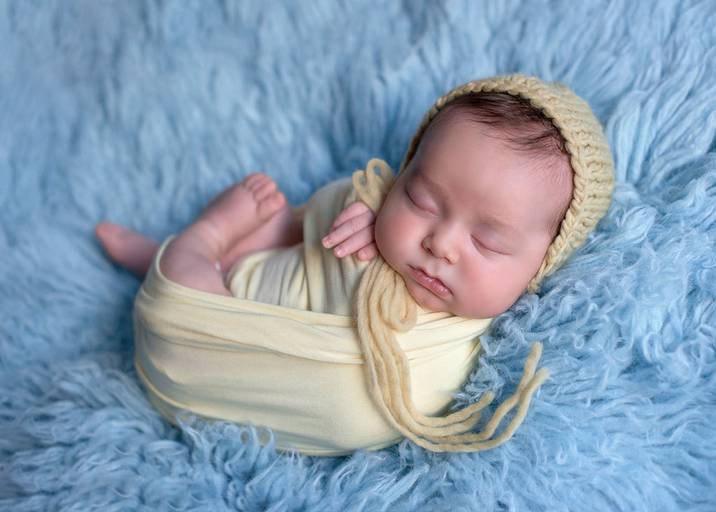 Ensaio de Newborn Campinas Karina Brandão Newborn Studio menino wrap azul e amarelo