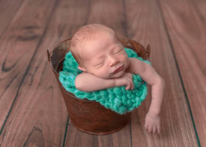 Ensaio de Newborn Campinas Karina Brandão Newborn Studio baldinho pose do bracinho 