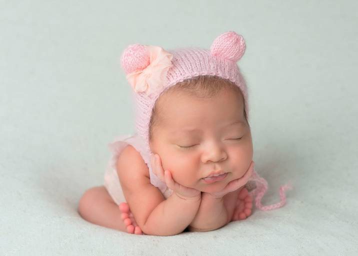 Ensaio de Newborn Campinas Karina Brandão Newborn Studio menina pose do sapinho