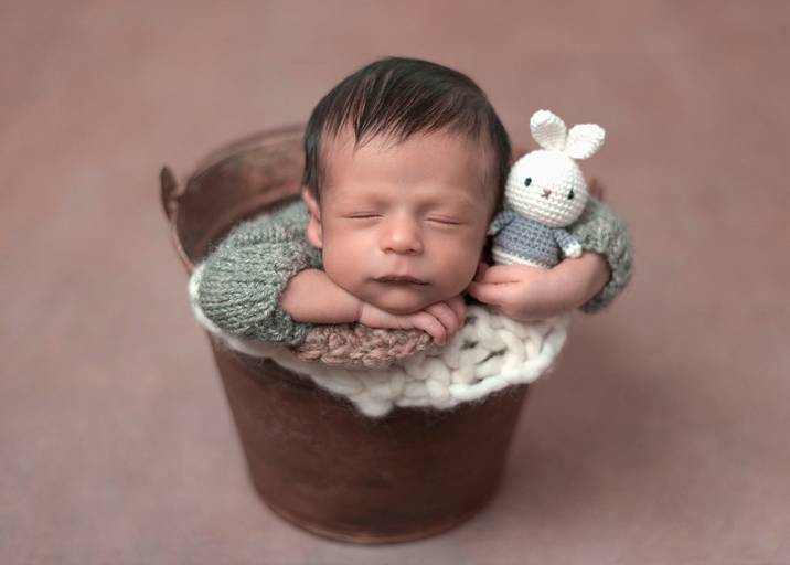Ensaio de Newborn Campinas Karina Brandão Newborn Studio menino baldinho com ammguinho