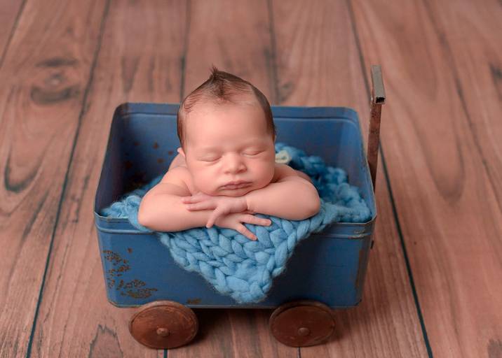 Ensaio de Newborn Campinas Karina Brandão Newborn Studio menino pose bracinho carrinho azul