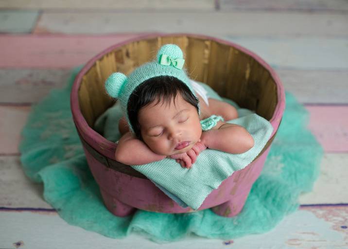 Ensaio de Newborn Campinas Karina Brandão Newborn Studio toquinha verde prop tina rosa pose bracinho