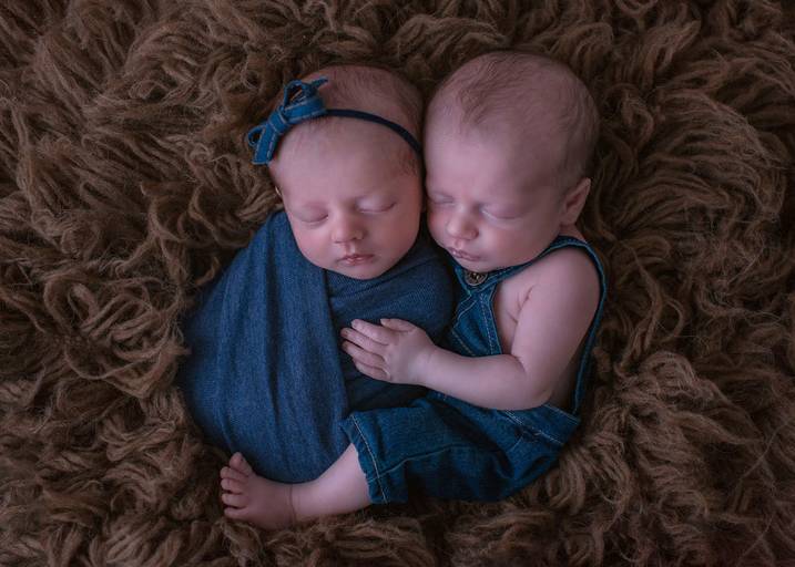 Ensaio de Newborn Campinas Karina Brandão Newborn Studio menino e menina gêmeos twins jeans