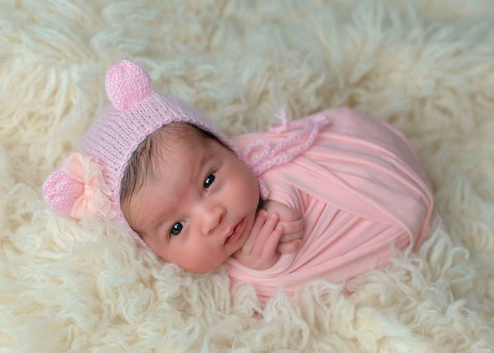 Ensaio de Newborn Campinas Karina Brandão Newborn Studio wrap rosa touca ursinho flokati