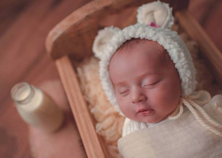 Ensaio de Newborn Campinas Karina Brandão Newborn Studio caminha touca carneirinho com leite