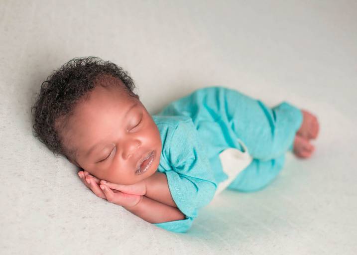 Ensaio de Newborn Campinas Karina Brandão Newborn Studio bebê africano Angola pose muso