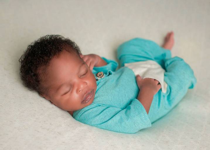 Ensaio de Newborn Campinas Karina Brandão Newborn Studio bebê africano Angola pose barriga pra cima