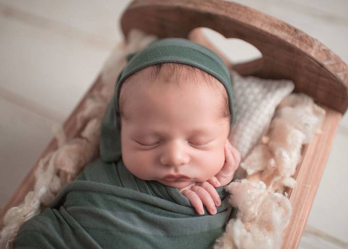 Ensaio de Newborn Campinas Karina Brandão Newborn Studio menino caminha soneca verde