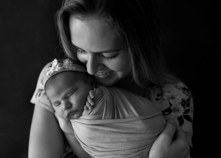 Ensaio de Newborn Campinas Karina Brandão Newborn Studio pose com a mamãe preto e branco