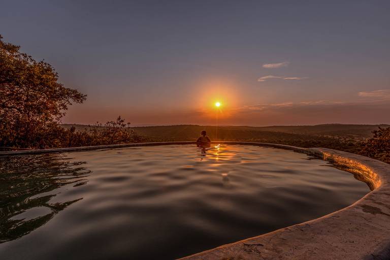 Mihingo Eco resort, Uganda.  Num belo por do sol. 
