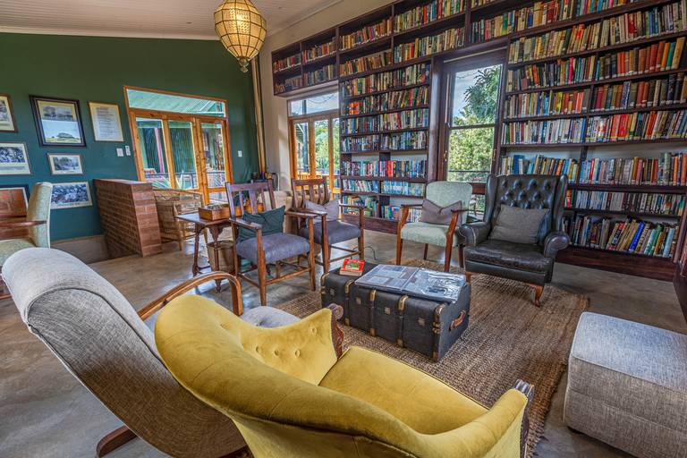 Three Tree Hill, Bliblioteca da senhora Molly Blackburn . 