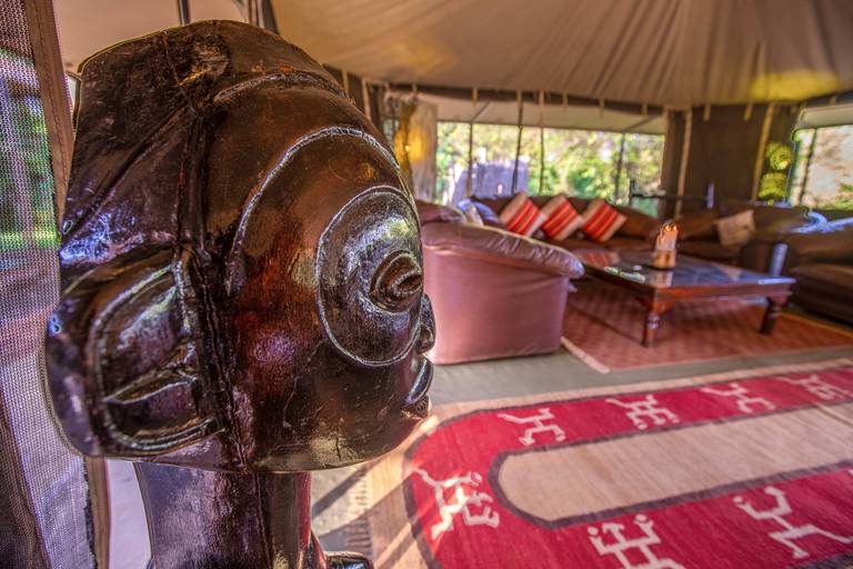 Arte africana no Mara Ngenche, Masai Mara, Quenia. 