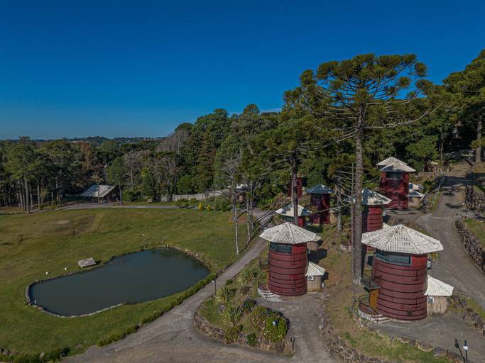 Pipas de vinho e um lago. 