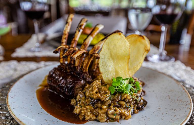 Suculento carré de cordeiro no Hotel La Hacienda. 