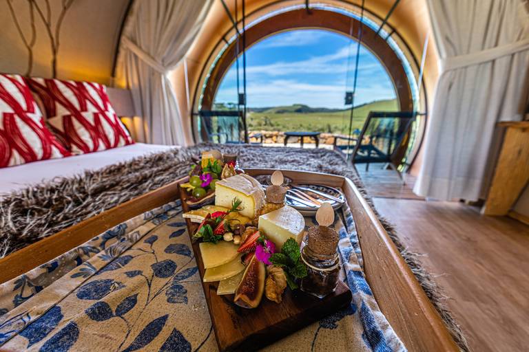 Frios e vinhos  no parador em Cambara do sul. 