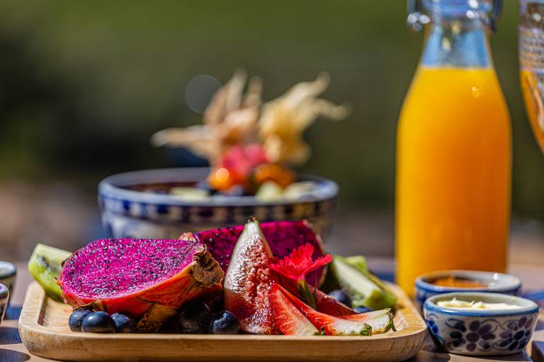 Frutas e suco de laranja no Parador Cambara do sul. 