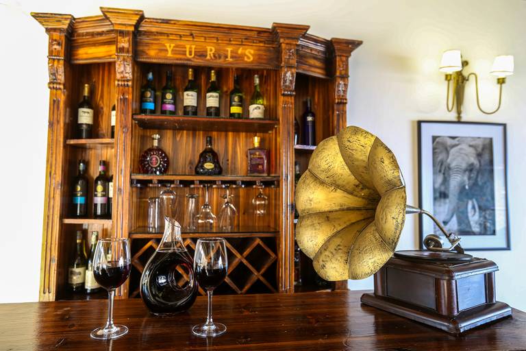 Moveis antigos e vinho na Tanzânia. 