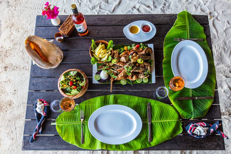 Almoço na praia em Zanzibar. Tanzânia. 