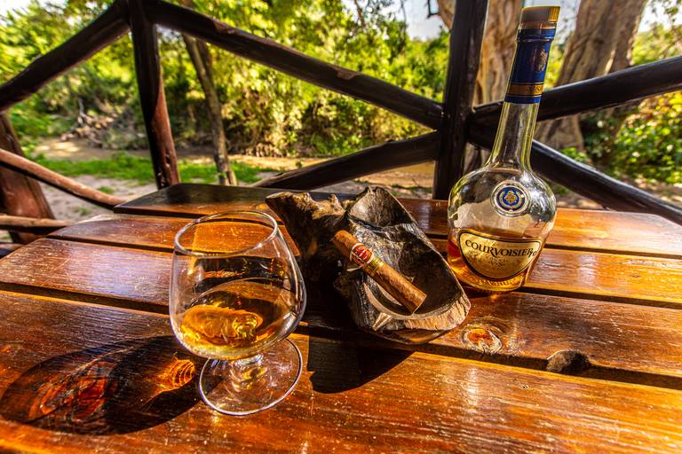 Wisky e charuto no Quênia. 