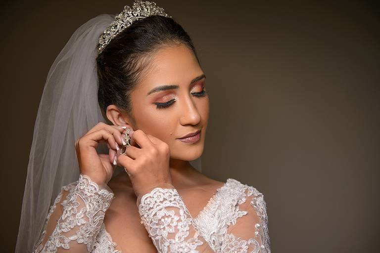 noiva com o vestido e véu colocando o brinco durante o making of antes do casamento, Niterói, Rio de Janeiro, RJ