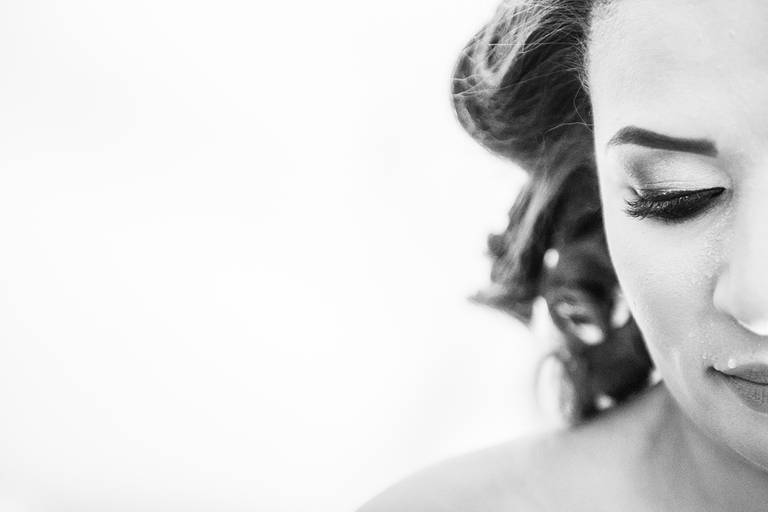 fotografia em preto e branco da metade do rosto da noiva suada durante o making of, Niterói, Rio de Janeiro, RJ