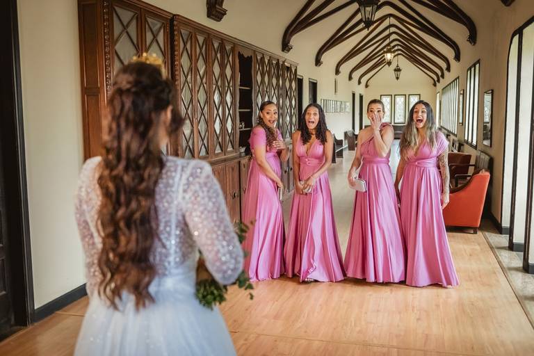 madrinhas emocionadas vendo a noiva com o seu vestido de noiva pela primeira vez first look no castelo country club em petrópolis, Rio de janeiro, RJ