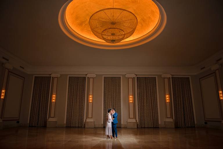 Noivos apaixonados abaixo de grande lustre no grande salão do hotel copacabana palace, Rio de janeiro, RJ