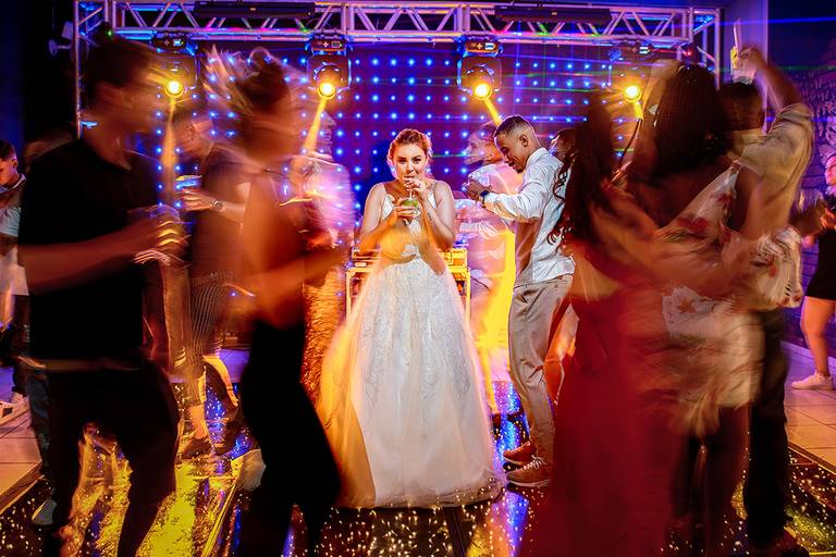 noiva bebendo caipirinha na pista de dança com convidados na festa de casamento, Niterói, Rio de Janeiro, RJ