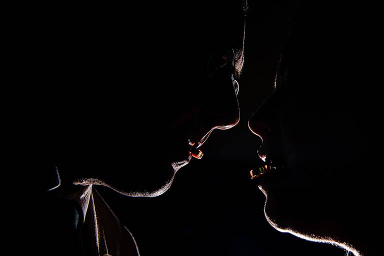 contorno dos noivos se olhando com as alianças na boca após o casamento, Petrópolis, Itaipava, Rio de Janeiro, RJ