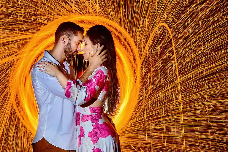noivos se olhando apaixonadamente com fundo em fogo lightpaint no ensaio pre wedding, Niterói, Rio de Janeiro, RJ