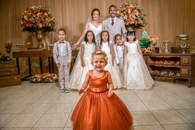 daminha chorando e correndo em direcção a câmera durante a sessão de fotos no casamento, Niterói, Rio de Janeiro, RJ