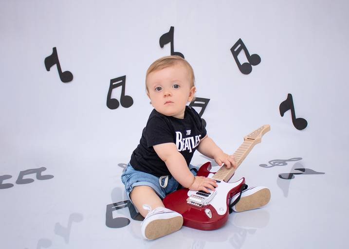 Rock'n Roll, Rock, Musica, Guitarra, Luana, Moresco, Fotografia, fotografa, fotografo, estudio, foto, nene, criança, bebe, acompanhamento, mensal, trimestral, criativo, tematico, melhor, maior, menina, menino, banho, cenário