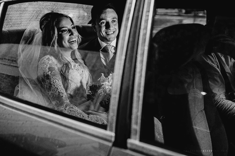 Alexandre Casttro fotografo de casamento em Patos de minas fotos diferentes com estilo espontânes lindas  noiva no carro