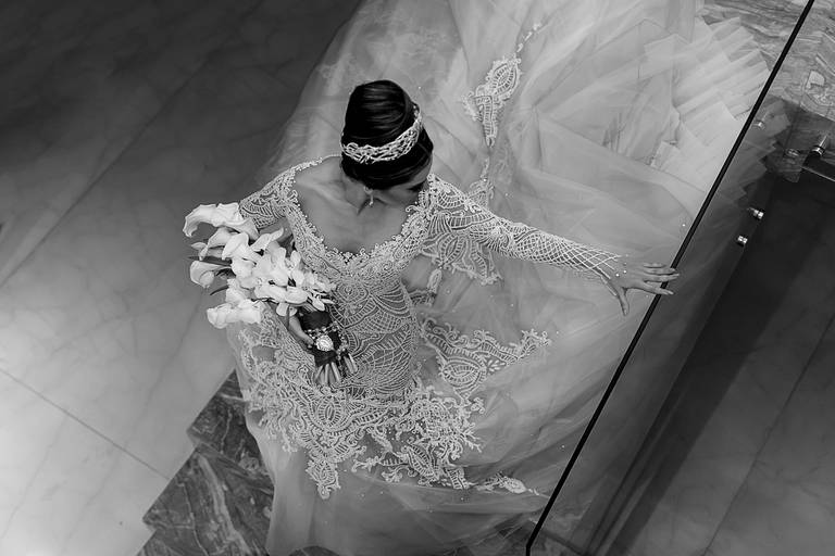 noiva pretoAlexandre Casttro fotografo de casamento em Patos de minas fotos diferentes com estilo espontânes lindas  e branco vestido escada
