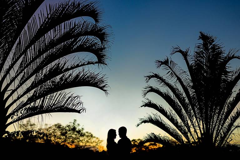 noivos por do sol casal silhueta Alexandre Casttro Fotografo Patos de minas