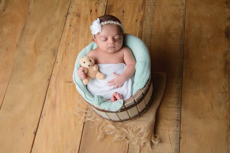 ensaio newborn de menina com urso