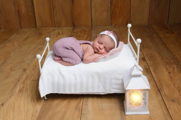 ensaio newborn de menina na caminha dormindo