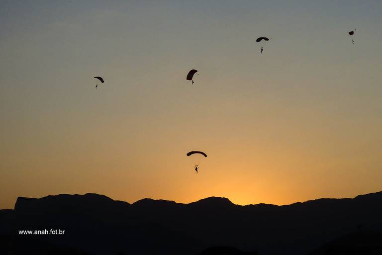 Paraglider no aeroporto de Ubas Corcovado ao fundo