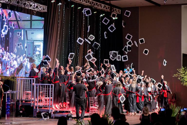 formatura-colacao-de-grau-solenidade-ufrgs-pucrs-feevale-unisinos-unilasalle-fotografo-qualidade-making-of-direito-medicina-administracao-arquitetura-publicidade-faculdade-impressao-de-foto