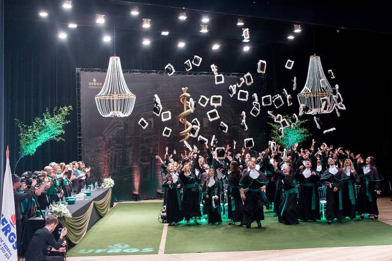 formatura-colacao-de-grau-solenidade-ufrgs-pucrs-feevale-unisinos-unilasalle-fotografo-qualidade-making-of-direito-medicina-administracao-arquitetura-publicidade-faculdade-impressao-de-foto