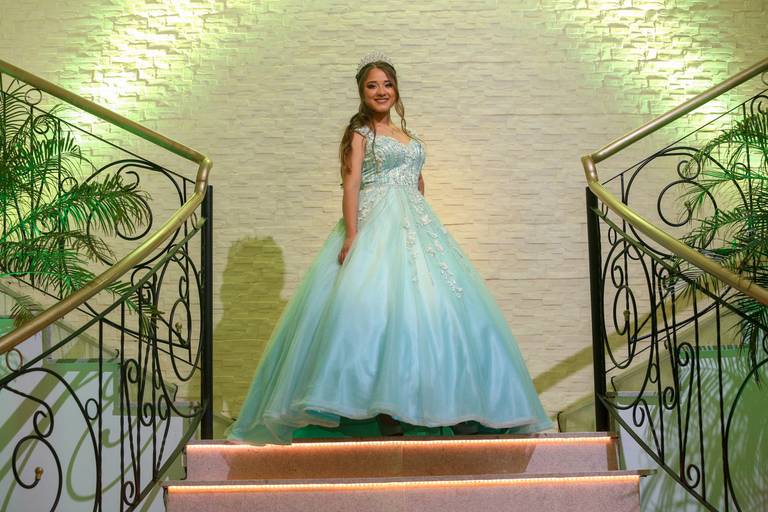 fotografia-15-anos-debutante-porto-alegre-ensaio-book-imperio-elite-king-15th-debut-festa-princesa-felicidade-familia-casa-de-festas-pista-danca-vestido-fifteen-salao-beleza