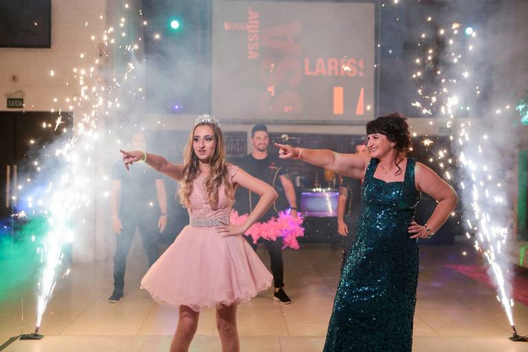 fotografia-15-anos-debutante-porto-alegre-ensaio-book-imperio-elite-king-15th-debut-festa-princesa-felicidade-familia-casa-de-festas-pista-danca-vestido-fifteen-salao-beleza