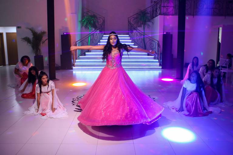 fotografia-15-anos-debutante-porto-alegre-ensaio-book-imperio-elite-king-15th-debut-festa-princesa-felicidade-familia-casa-de-festas-pista-danca-vestido-fifteen-salao-beleza